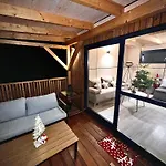 Apartmán Domček pod Vežami s vírivkou a krbom, priamo pri Skibuse do Jasnej *